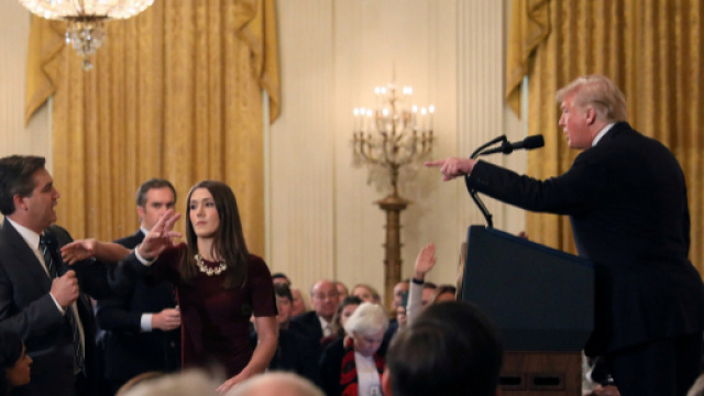 Donald Trump faisant face &agrave; son contradicteur qui se fera retirer son accr&eacute;ditation apr&egrave;s l'altercation.