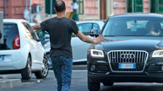 Parcheggiatori abusivi, linea dura, possibile arresto