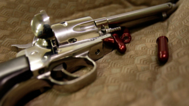 Un enfant de deux ans se tue avec un pistolet