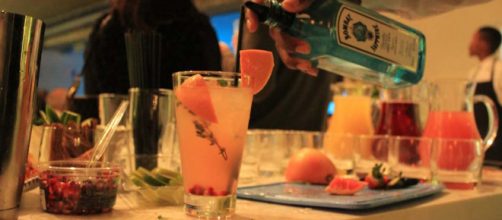 Make some easy cocktails this Christmas for friends and family. [Image Pexels]