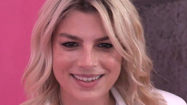 Emma Marrone presa in giro da Checco Zalone: 'Tu sei bella, ma io sono pi&ugrave; ricco'.
