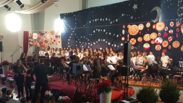 Ges&ugrave; via dalla recita natalizia: ragazzina lancia petizione contro decisione delle maestre.