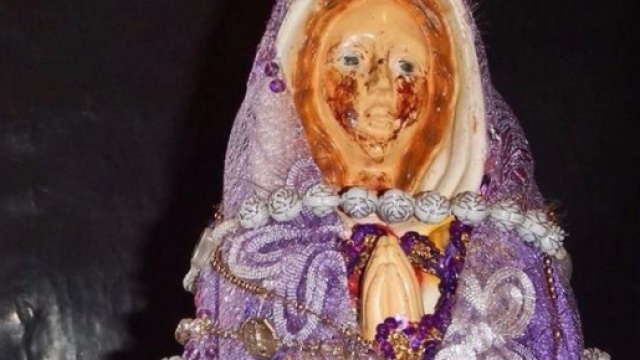 La statuina della Madonna di Metan in Argentina che piange sangue si trova in un'abitazione.