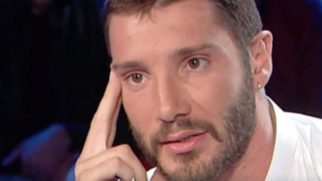 Stefano De Martino incuriosisce il gossip: 'Il mio cuore batte sempre'.