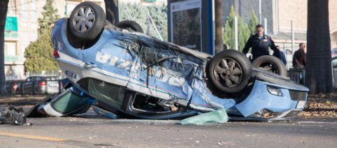 Volante della Polizia si ribalta dopo scontro con auto dei Primavera della Juventus