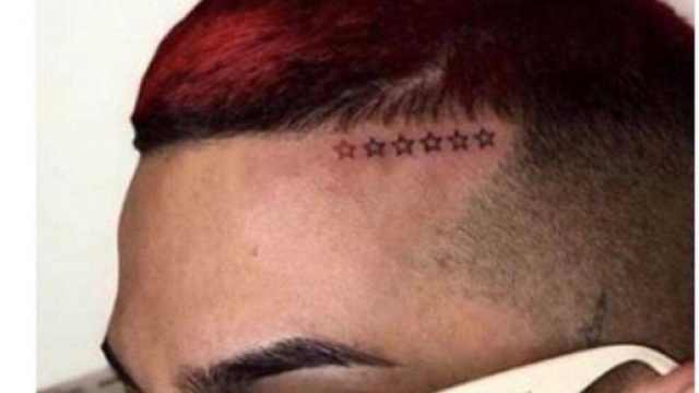 Sfera Ebbasta si &egrave; tatuato sei stelle sul viso: una per ogni vittima del suo live.