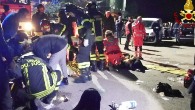 Soccorsi durante la tragica notte tra il 7 e l'8 dicembre a Corinaldo (Ancona)