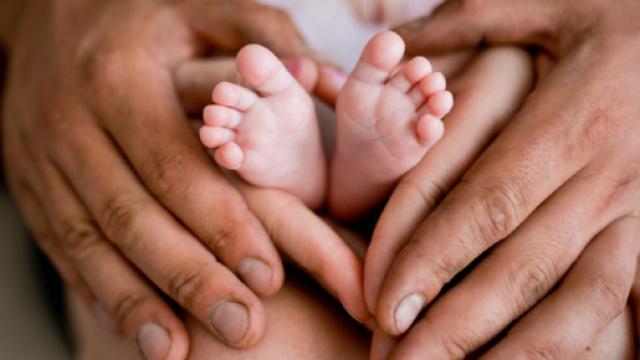 Uk, neonata muore dopo aver contratto l'herpes, 'L'ha uccisa un bacio'