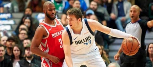 Dallas Mavs rookie Luka Doncic is setting the bar high early on in the NBA ROY race. [Image via NBA/YouTube screencap]