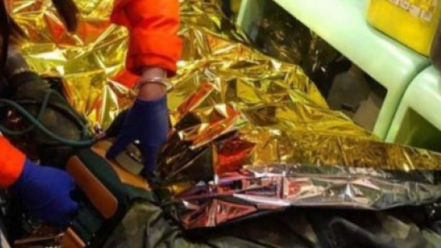 Fabrizio Corona in ambulanza dopo l'aggressione