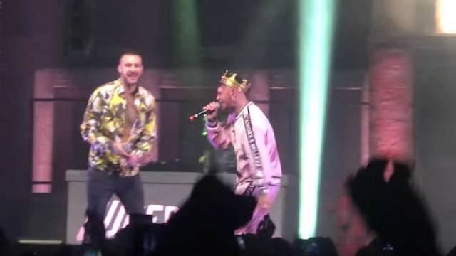 Fred De Palma ed Emis Killa durante la sfida in freestyle al Fabrique di Milano
