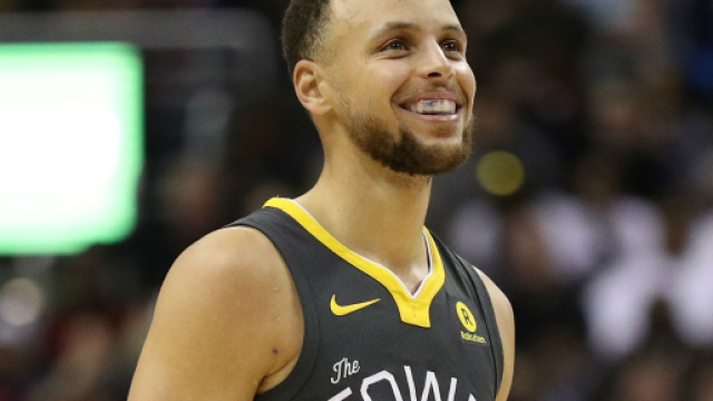 Stephen Curry: 'L'uomo non &egrave; mai stato sulla Luna, saranno loro a venire da noi', la Nasa lo invita a Houston