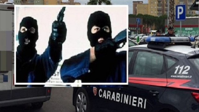 Terrore ad Afragola, rapina al centro commerciale