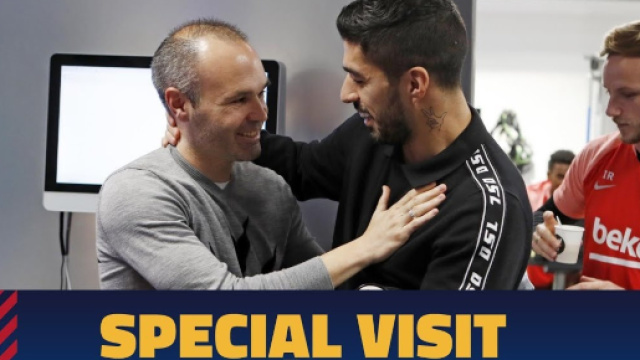 Andr&eacute;s Iniesta rend visite le Camp Nou