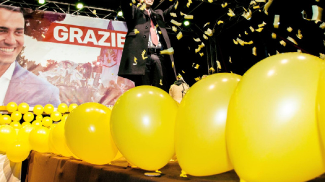 M5S, la festa in discoteca dei parlamentari per i sei mesi di governo