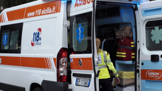 Pap&agrave; malato ferisce il figlio, la madre morta d'infarto per lo choc