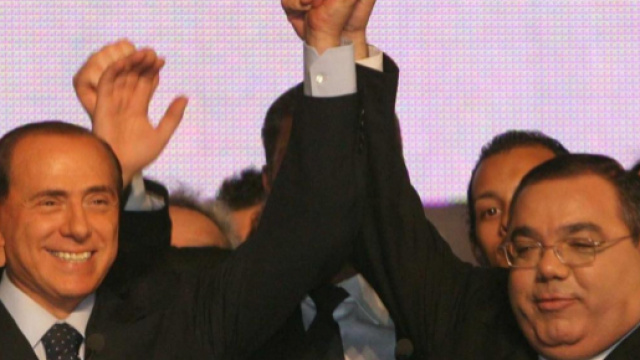 Silvio Berlusconi con il senatore Sergio De Gregorio, accusato di essersi fatto comprare dal Cavaliere