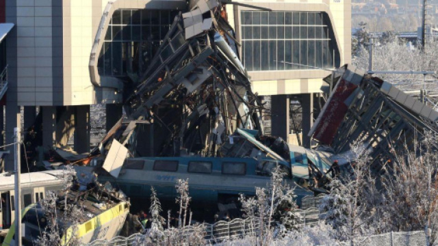 Turchia, deraglia un treno ad alta velocit&agrave;, 9 morti e 46 feriti, crollato anche un cavalcavia.