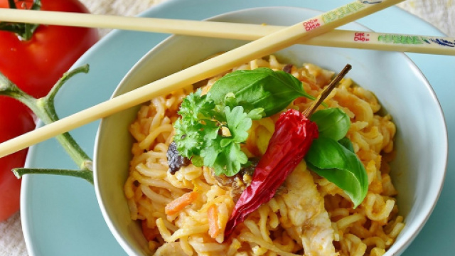 UK, mangia pollo al curry cinese e resta paralizzato