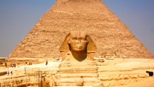 Egitto, rapporto intimo sulla piramide di Cheope, ci sono due arresti