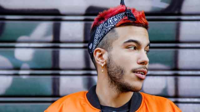 Sfera Ebbasta, rapper, ha compiuto da poco 26 anni.