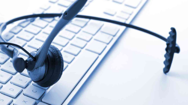 Taranto, cadono calcinacci nel call-center, un'operatrice: 'Se denunci perdi il posto'