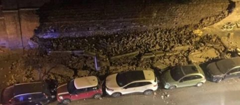 Roma, crolla un tratto del muro di Villa Mercede a San Lorenzo: attimi di paura