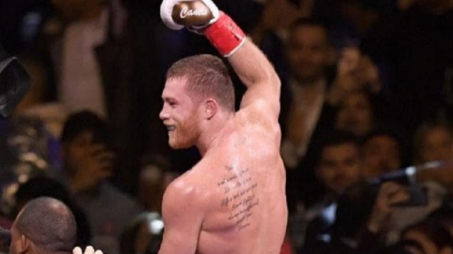 Canelo Alvarez celebra la sua vittoria contro Rocky Fielding