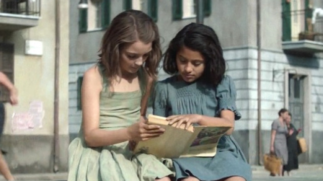 Elena e Lila da piccole nel quartiere di Napoli in cui vivono