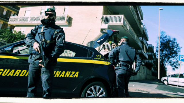 Polizia e Guardia di Finanza hanno arrestato dodici persone a Sassari.