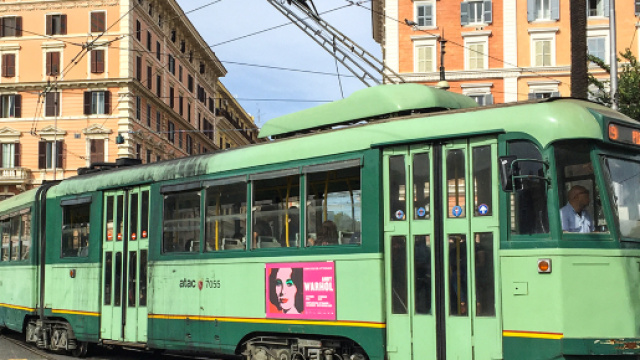 Roma, straniera aggredita sul tram della linea 19.