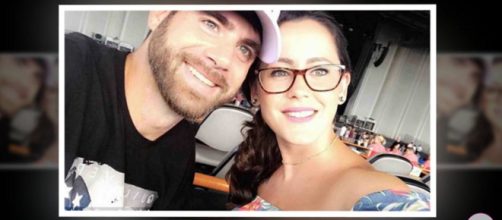 Former MTV reality star David Eason stabbed his finger playing a game with a knife. - [Offline Daily / YouTube screencap]