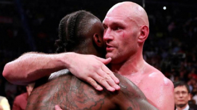 Deontay Wilder vs Tyson Fury: l'abraccio alla fine del combattimento