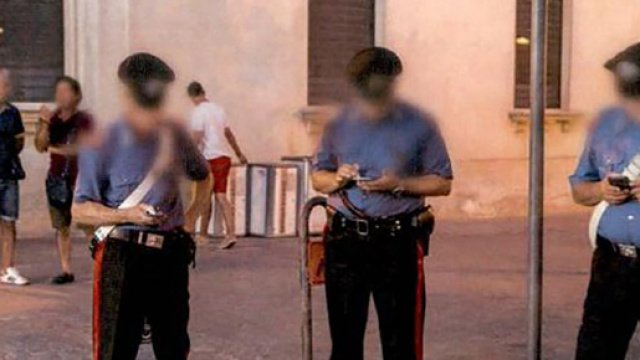 La foto dei tre Carabinieri in servizio intenti a chattare sui propri cellulari invece di svolgere il servizio di vigilanza
