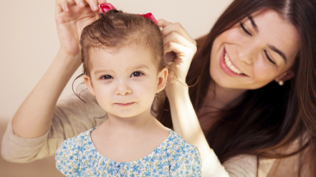 Annunci lavoro offerte a Napoli e limitrofi per un operaio, una commessa e una baby-sitter.