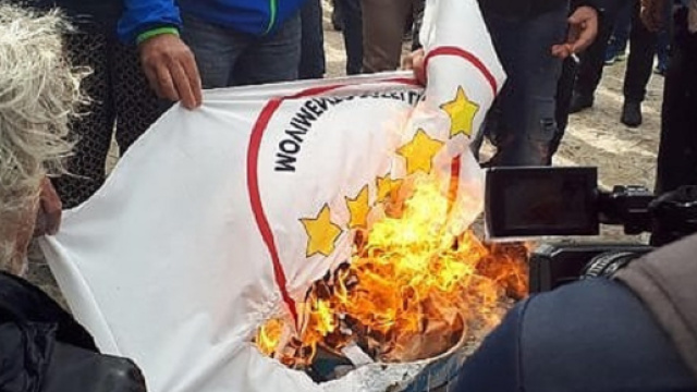 Roma, bruciata bandiera dei 5 stelle
