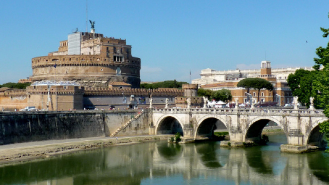 Roma, donna si suicida gettandosi nel Tevere, spariti i suoi gemelli