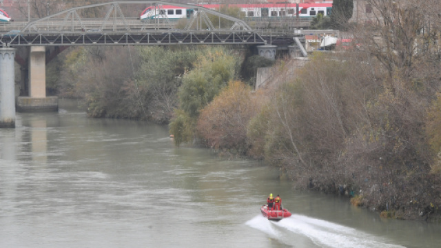 Sul Tevere all'altezza di ponte Marconi &egrave; stato trovato il corpo della mamma suicida. Si cercano le figlie, due gemelline di sei mesi.
