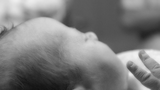 Disgrazia a Napoli, perde il figlio 48 ore dopo il parto: lacrime per la famiglia Esposito.