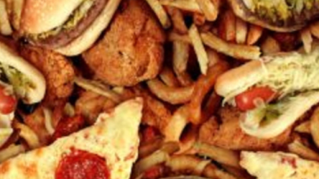 La privazione del sonno induce a mangiare cibo spazzatura