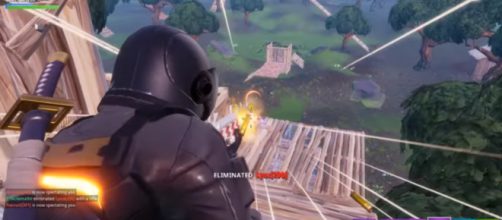 Snagging that Victory Royale. [Image source: TheLlamaSir/YouTube]