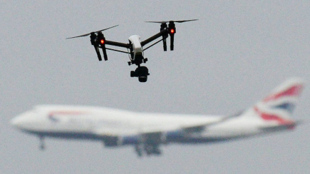 Arrestate due persone, marito e moglie: avrebbero fatto volare droni sull'aeroporto di Gatwick.