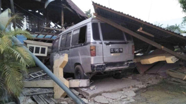Improvviso tsunami distrugge le cose indonesiane