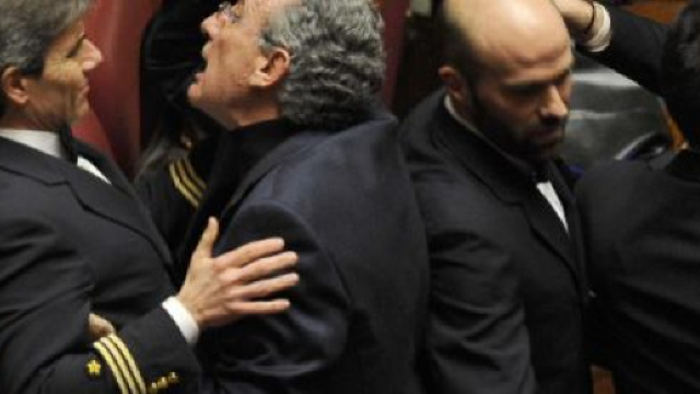Rodeo e rissa in Senato sulla manovra