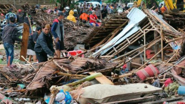 Tsunami devasta l' Indonesia: bilancio provvisorio di 222 morti e 843 feriti.