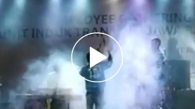 Tsunami in Indonesia investe un concerto live