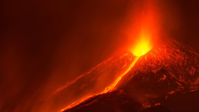 Eruzione di Natale dell'Etna dopo lo sciame sismico.