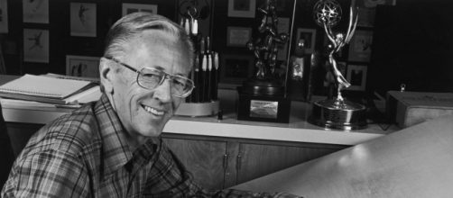Charles M. Schulz posa mientras dibuja a su personaje Charles Brown