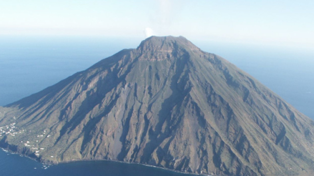 Stromboli, riprende l'attivit&agrave; del vulcano, gli esperti: 'Colpa dell'Etna'