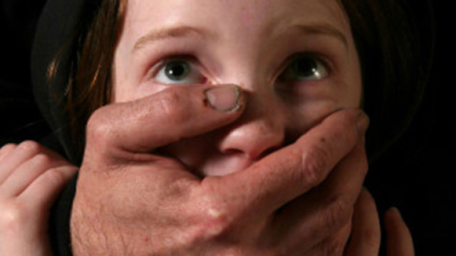 Riccione: arrestato nonno orco, per anni ha violentato le 5 nipotine